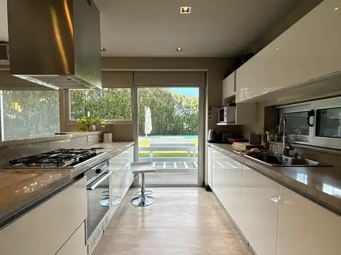 Casa en Venta con 4 cocheras