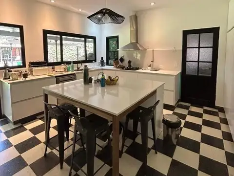 Casa 5 ambientes con 3 baños