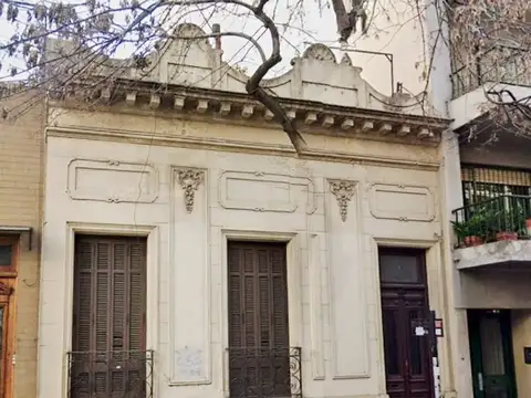VENTA CASA 10 AMBIENTES EN BALVANERA A REFACCIONAR
