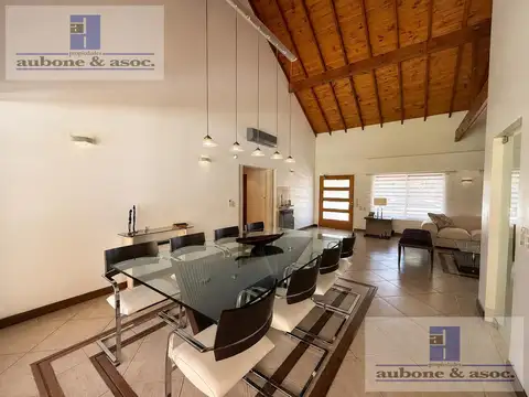 Clásica, impecable y lista para mudarse. Elegancia y calidad rodeada de verde.