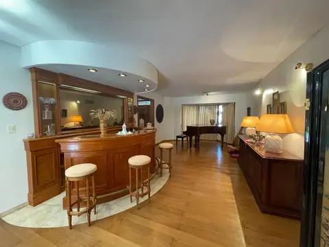 Casa 6 ambientes con 7 baños