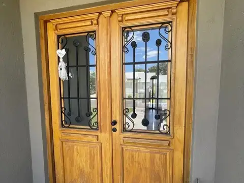 Casa Chalet  en Venta en Santa Lucia, Pilar del Este, Pilar