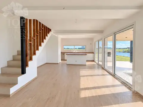 Casa en Venta con 4 cocheras