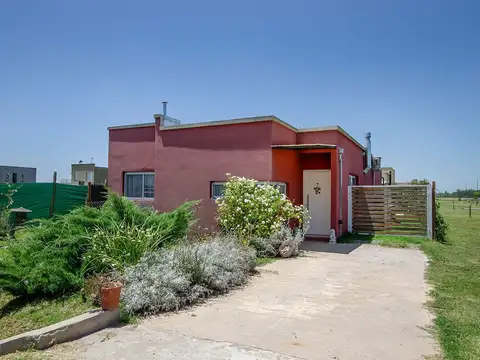 Casa 4 ambientes con 2 baños