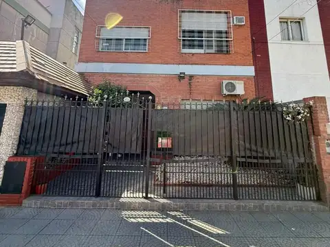 Casa 4 ambientes con garaje - liniers
