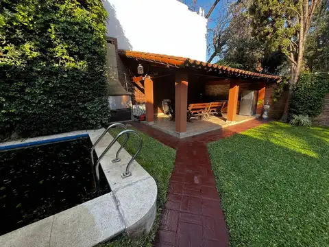 CASA 4 AMBIENTES CON QUINCHO Y PILETA CIUDAD EVITA