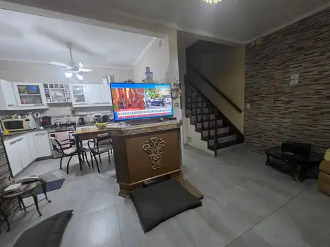 Casa 4 ambientes con 2 baños