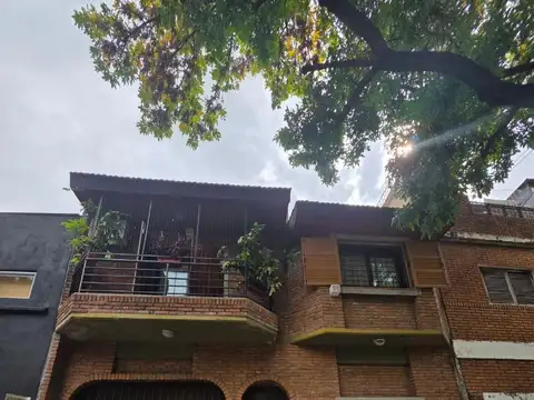 Casa en lote propio de 4 ambientes en 2 plantas con cochera
