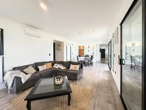 Casa en Venta con 3 cocheras