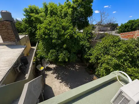 VENTA - Casa de dos dormitorios y patio con terraza en Rosario. Apto crédito