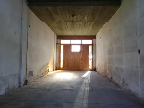 2 LOCALES CON AMPLIA VIVIENDA EN ZONA COMERCIAL