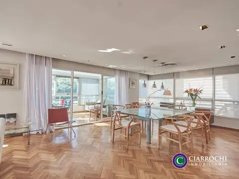Torre - Av. Del Libertador - Excelente Piso de Categoría c/ Balcón, Vista Abierta y Cochera Fija
