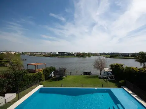 Casa en Alquiler con 2 cocheras