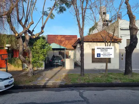 Casa 3 ambientes con cochera.- venta