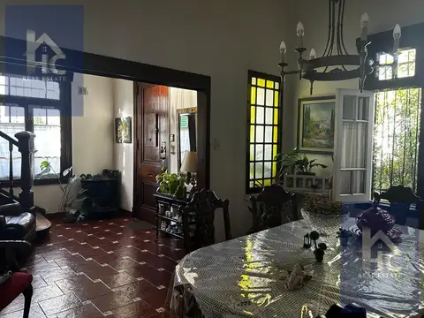 Venta-Casa-Estilo Tudor-Apto Credito-Impecable Estado-Cocheras-Pileta-Seis Ambientes.