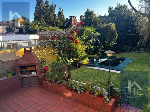 Venta-Casa-Estilo Tudor-Apto Credito-Impecable Estado-Cocheras-Pileta-Seis Ambientes.