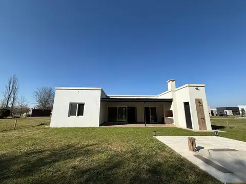 Casa 4 ambientes con 3 baños