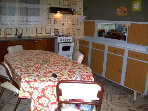 Casa 4 ambientes con 2 baños