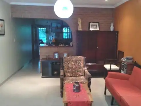 CASA 5 AMBIENTES EN MORENO