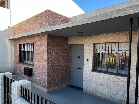 Casa 2 Dormitorios con Patio - Pedro Lino Funes 1400