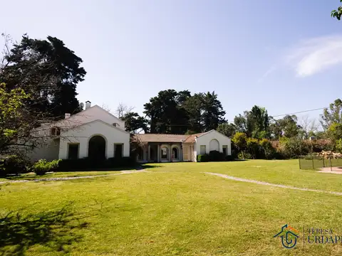 Lote de 4000m con casa de 560 m2 - cancha de tenis y de paddle -Teresa Urdapilleta Propiedades-