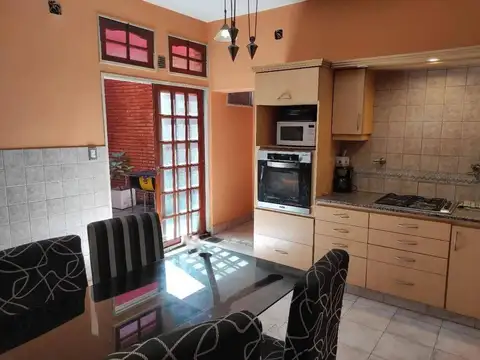 VENTA PH 3 AMBIENTES  EN FLORES CON PATIO TERRAZA Y QUINCHO