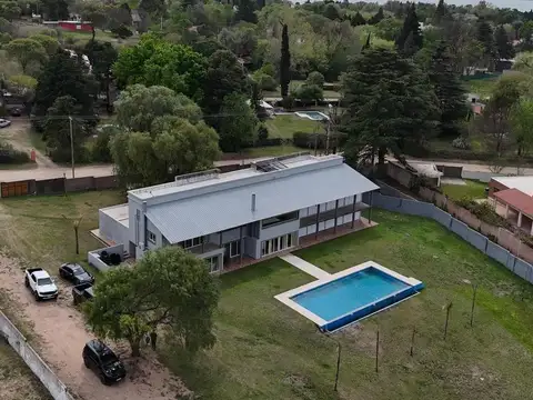 CASA SOBRE EL LAGO  7 DORMITORIOS EN VENTA VILLA CARLOS PAZ