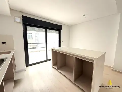 Departamento tipo duplex de 3 ambientes con Patio y Cochera. A pasos de Av. maipu.