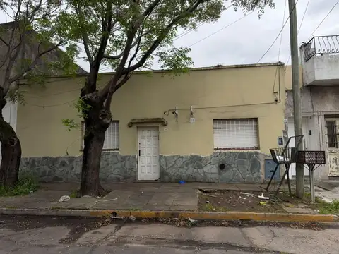 CASA DESARROLLADA EN PLANTA BAJA 6 AMBIENTES- VILLA ADELINA