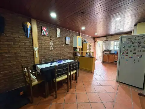 CASA 3 AMB EN MORENO CON PILETA, GALERIA Y COCHERA