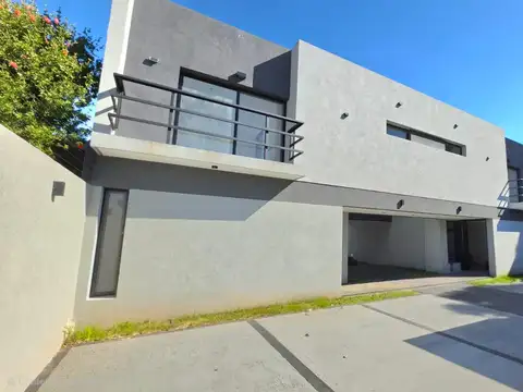Duplex 4 ambientes con cochera y jardin a estrenar!