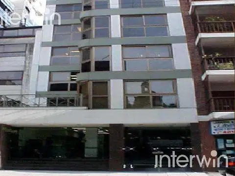 Excelente semipiso de categoría. Planta libre con divisiones. Seg 24 hs