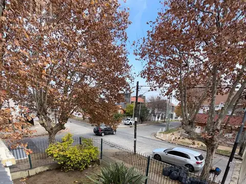 Casa en esquin en lote propio a reciclar - Lanus