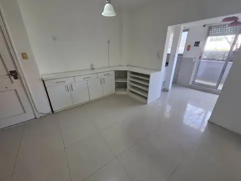 Depto 2 amb con balcón al frente, 42 m² totales.