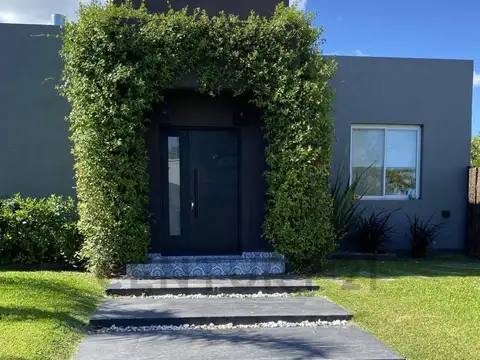 Casa en Venta con 3 cocheras