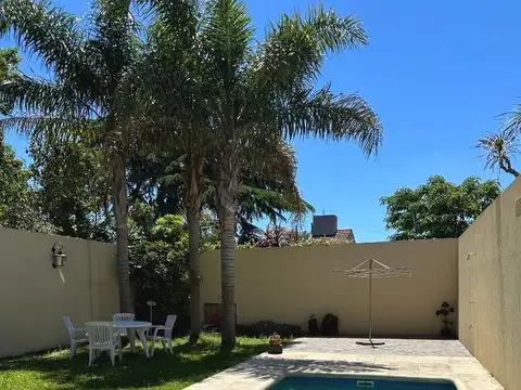 Casa 3 dormitorios con parque y pileta - Lomas de Zamora