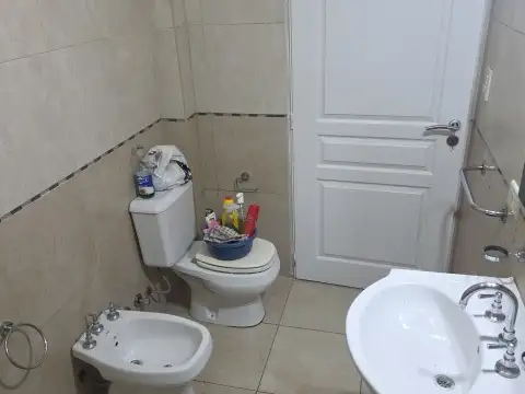 ALQUILER 2 AMBIENTES TIPO CASA AL FRENTE CON PATIO HERMOSO Y AMPLIO IMPECABLE