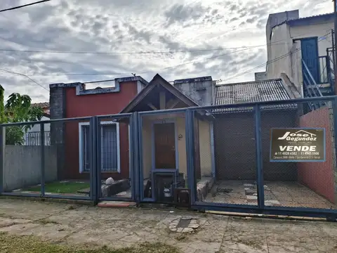 CASA CON PILETA NATACION A 2 CUADRAS DE ESTACION MERLO.