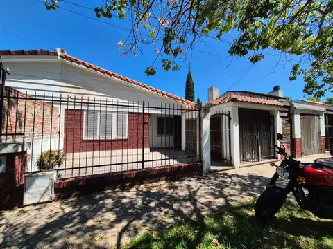 VENTA - CASA DOS DORMITORIOS - BARRIO CURA