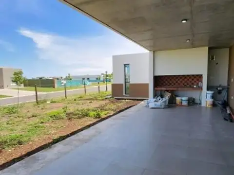 Casa 4 ambientes con 3 baños