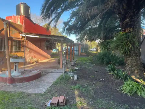 Casa con amplio lote en venta en Villa Elvira