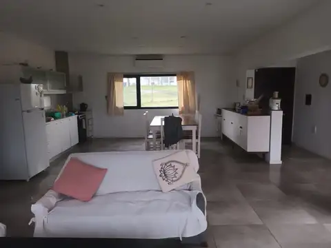 Casa en Alquiler con 2 cocheras