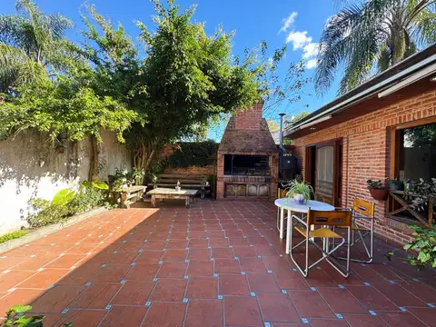 Casa en Alquiler con 2 cocheras