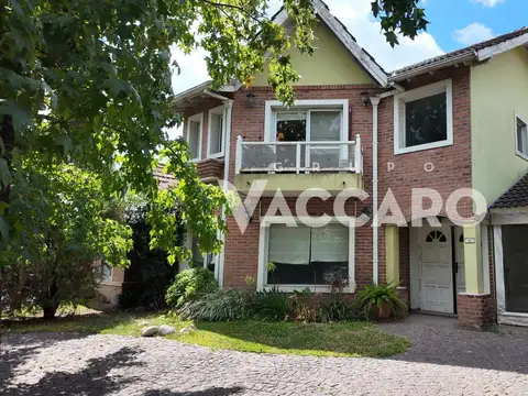Venta de Casa 4 amb barrio cerrado maria elena, seguridad ,piscina 3 dormitorios