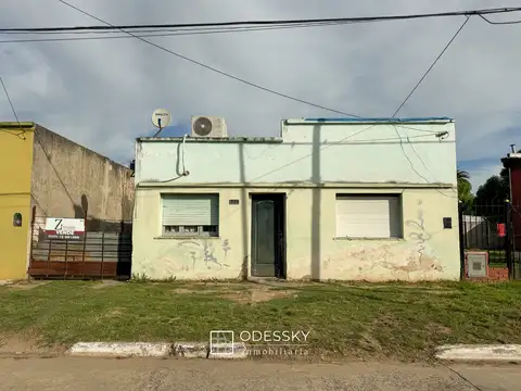 Cañuelas-Casa a refaccionar en pleno centro de la Ciudad-OPORTUNIDAD  REBAJADA !