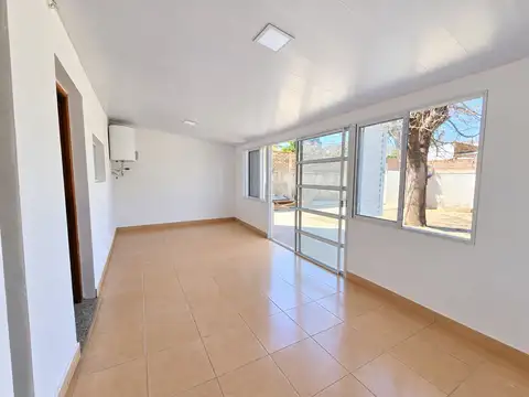 SE VENDE CASA 2 DORMITORIOS, COCHERA EN SANTO TOME