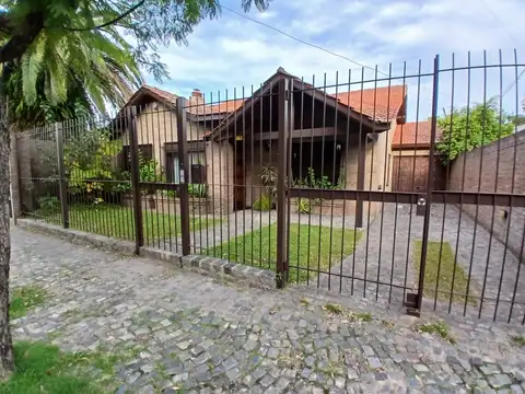 Casa en Venta con 2 cocheras