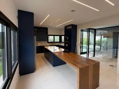 Casa en Venta con 4 cocheras