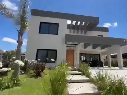 Venta casa Lagoon Pilar - 4 Dormitorios (3 suites) - Domótica -  Piscina Climatizada In/Out