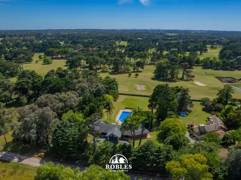 Casa sobre importante lote, lindera al Golf de Acantilados